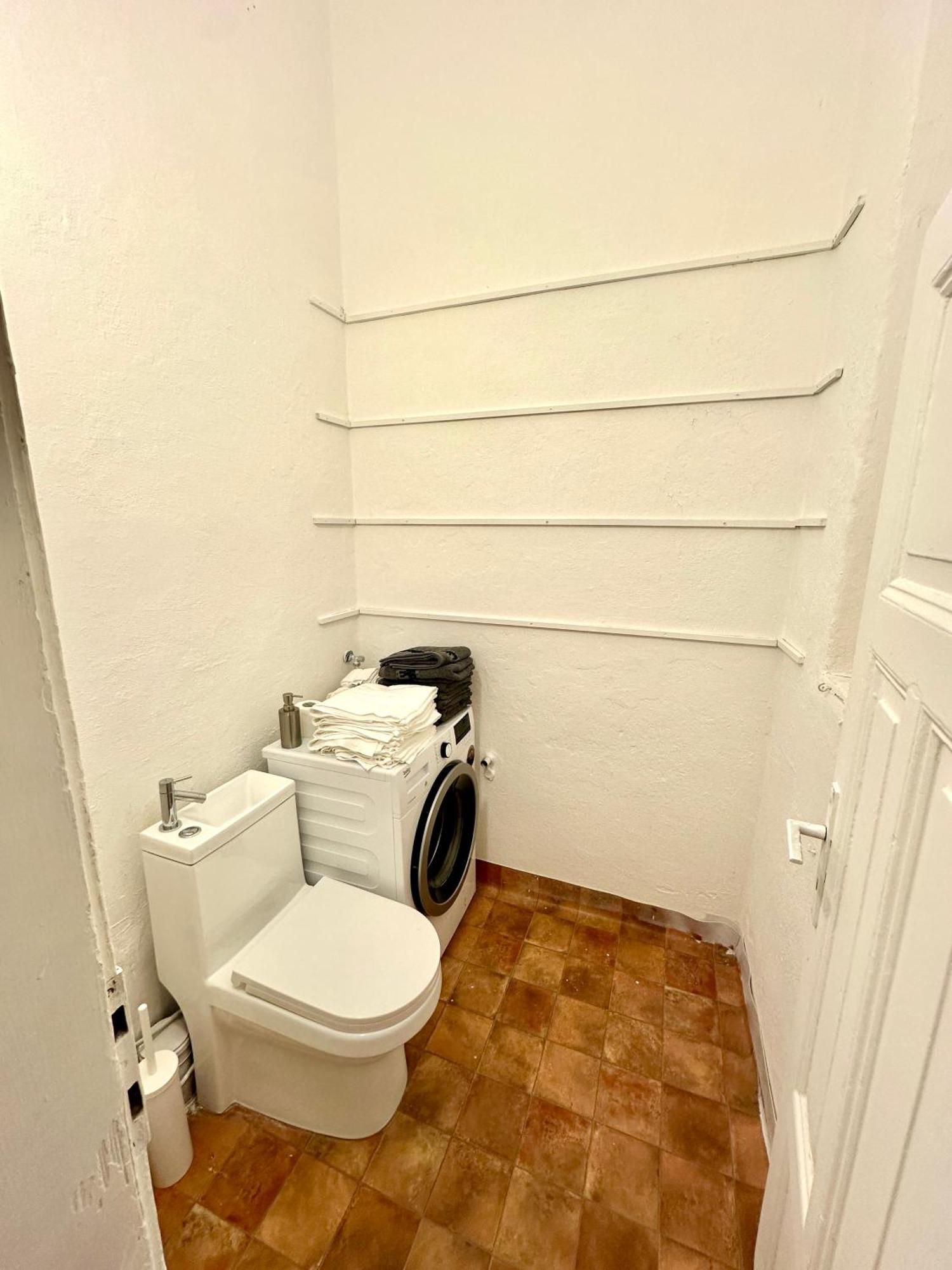 Location In Prague! 4 Bedrooms And Super Host! דירה