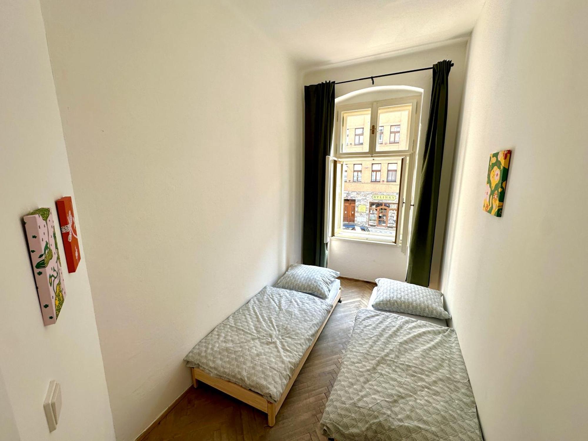Location In Prague! 4 Bedrooms And Super Host! דירה *