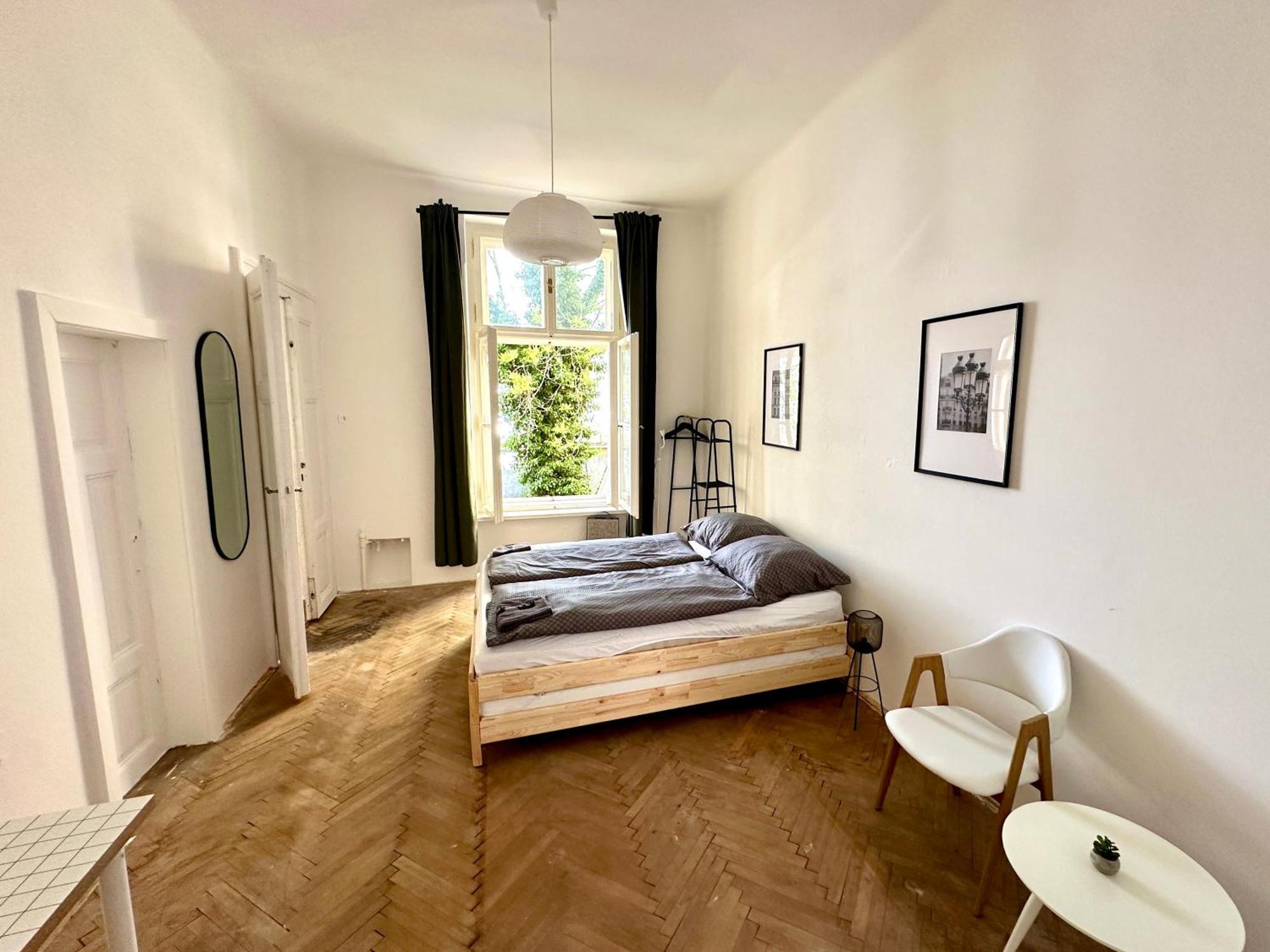 Location In Prague! 4 Bedrooms And Super Host! פראג