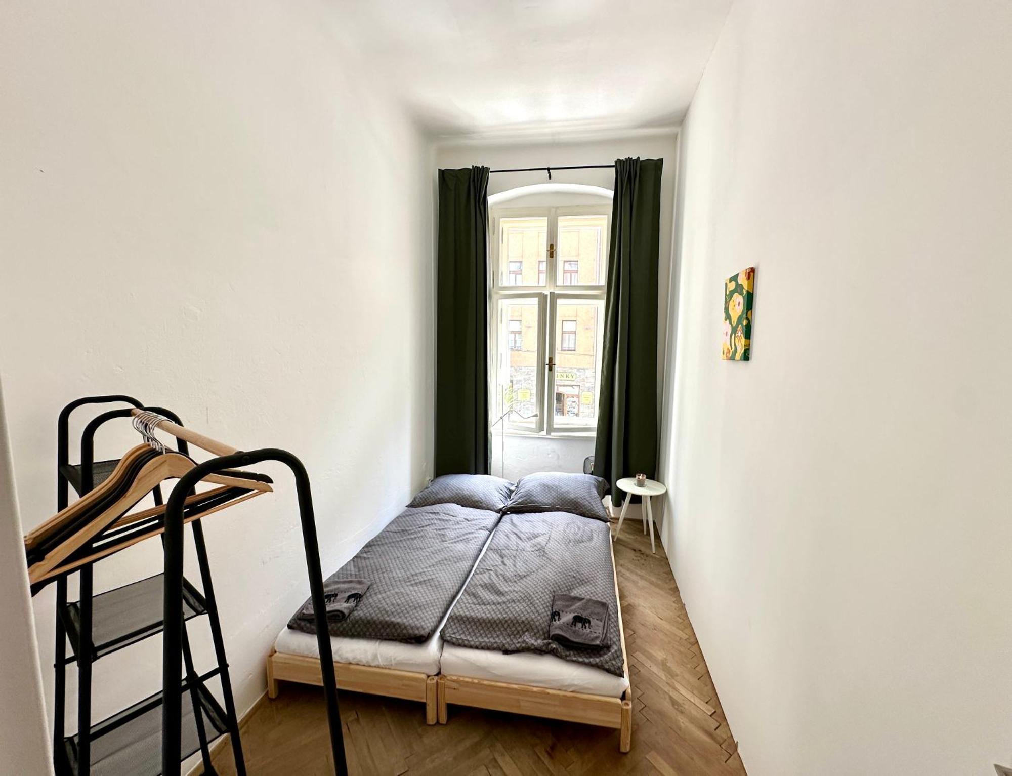 Location In Prague! 4 Bedrooms And Super Host! דירה
