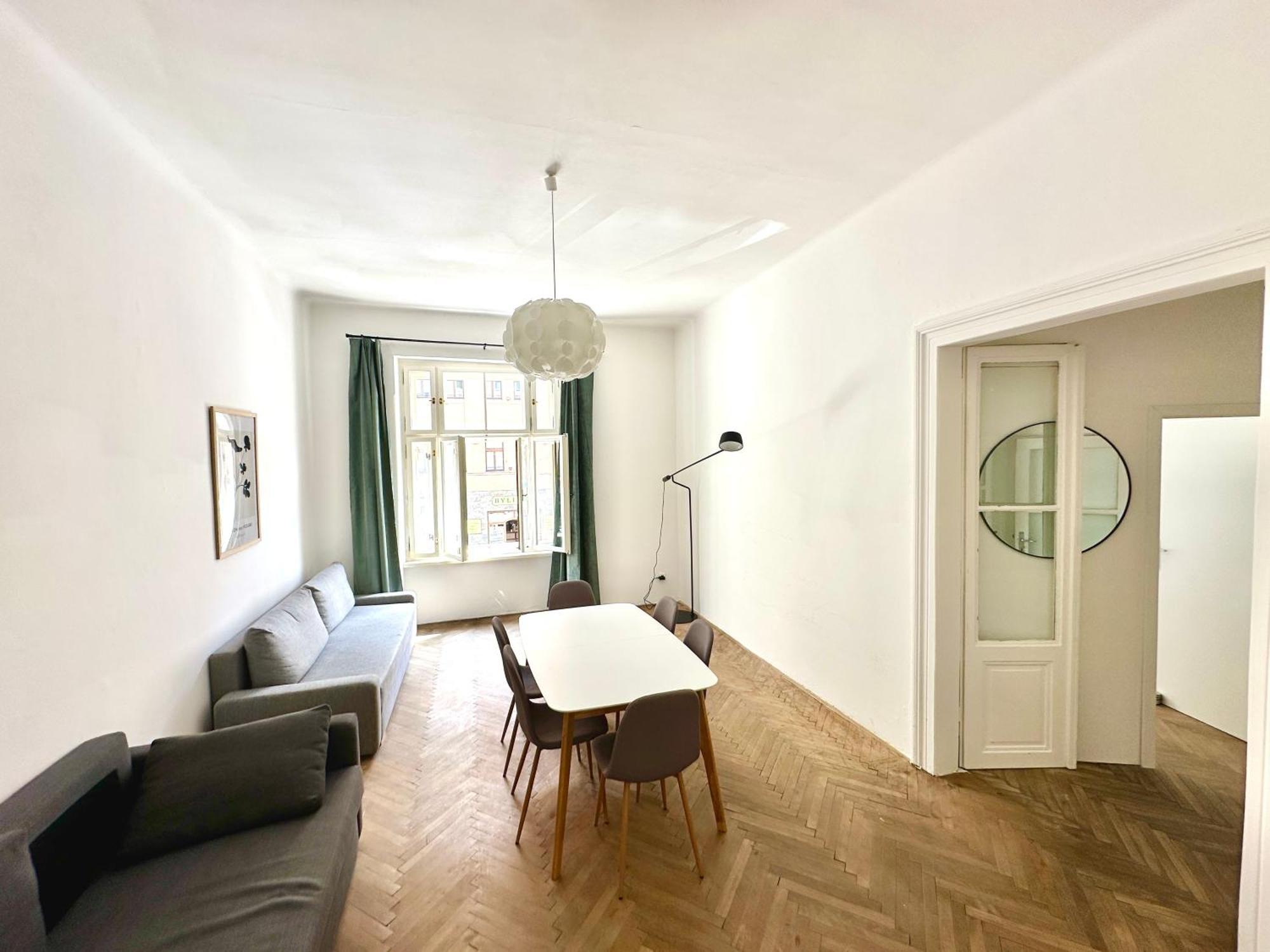 Location In Prague! 4 Bedrooms And Super Host! Appartamento *